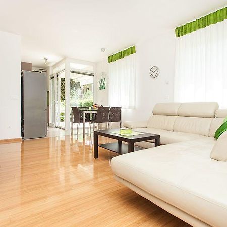 Kuvi Apartments ロヴィニ エクステリア 写真